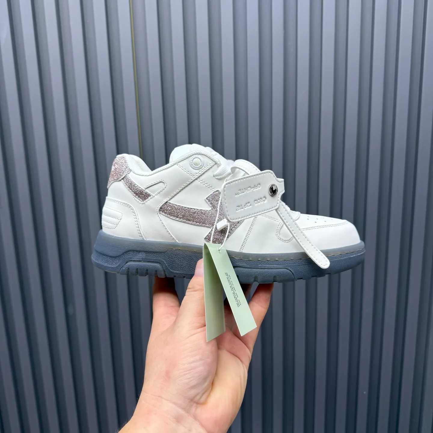 【off- white】P: 620💰Couple model👫, Size: 35-44 (Customized for men 38.45.46) High-quality version👊 "Out of office" series original molding, original lasting, production process 1:1 Original ➰OFF GRAY WHITE OW ➰ First-layer cowhide Imported skin-friendly and environmentally friendly polyester mesh Original molding high elastic and environmentally friendly molding pad Made with the original lasting process. The original molded rubber outsole (never yellows and deforms) has a super correct shape, bright color and strong three-dimensional effect👍. Packaging💯Full set of packaging synchronized with the official website (branded paper, certificate of quality, branded cloth bag)